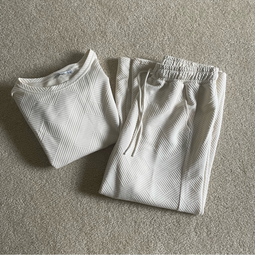 NWOT Textured Cream Set Medium